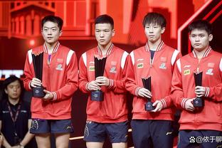 Ngày huấn luyện Ngôi Sao Mặt Trời và người hâm mộ Trung Quốc tán gẫu về giày thể thao mới